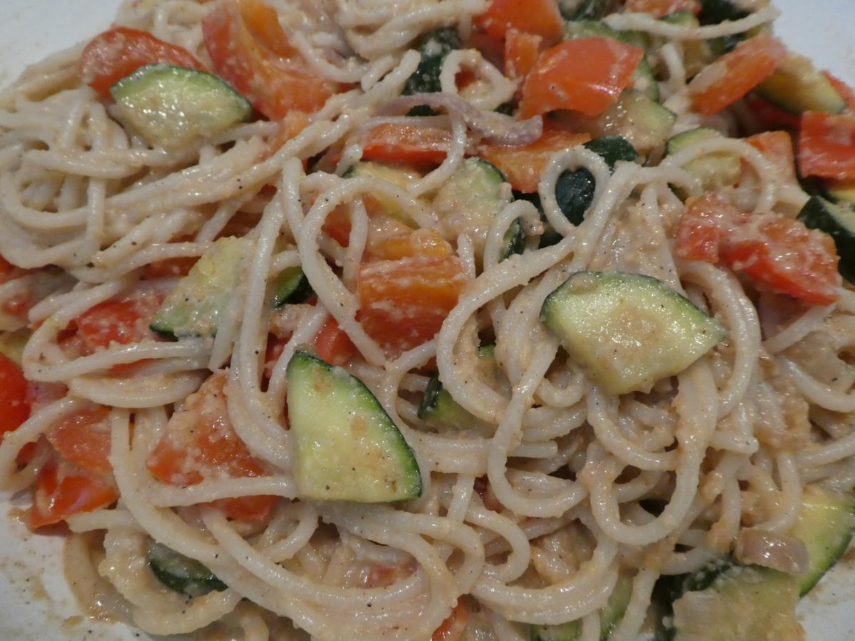 Spaghetti mit Gemüse-Cashew-Erdnuss-Rahmsauce - Rezept - Bild Nr. 13997