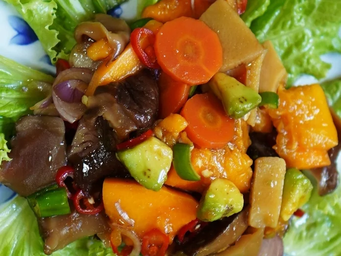 Avocado-Papayasalat mit Bambuskeimling und Pilzen - Rezept - Bild Nr. 14000