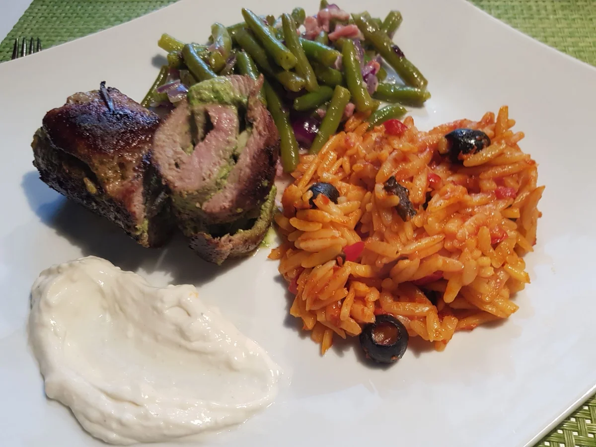 Lamm-Rouladen, scharfe Kritharaki, Bohnensalat und Feta-Creme - Rezept - Bild Nr. 14015