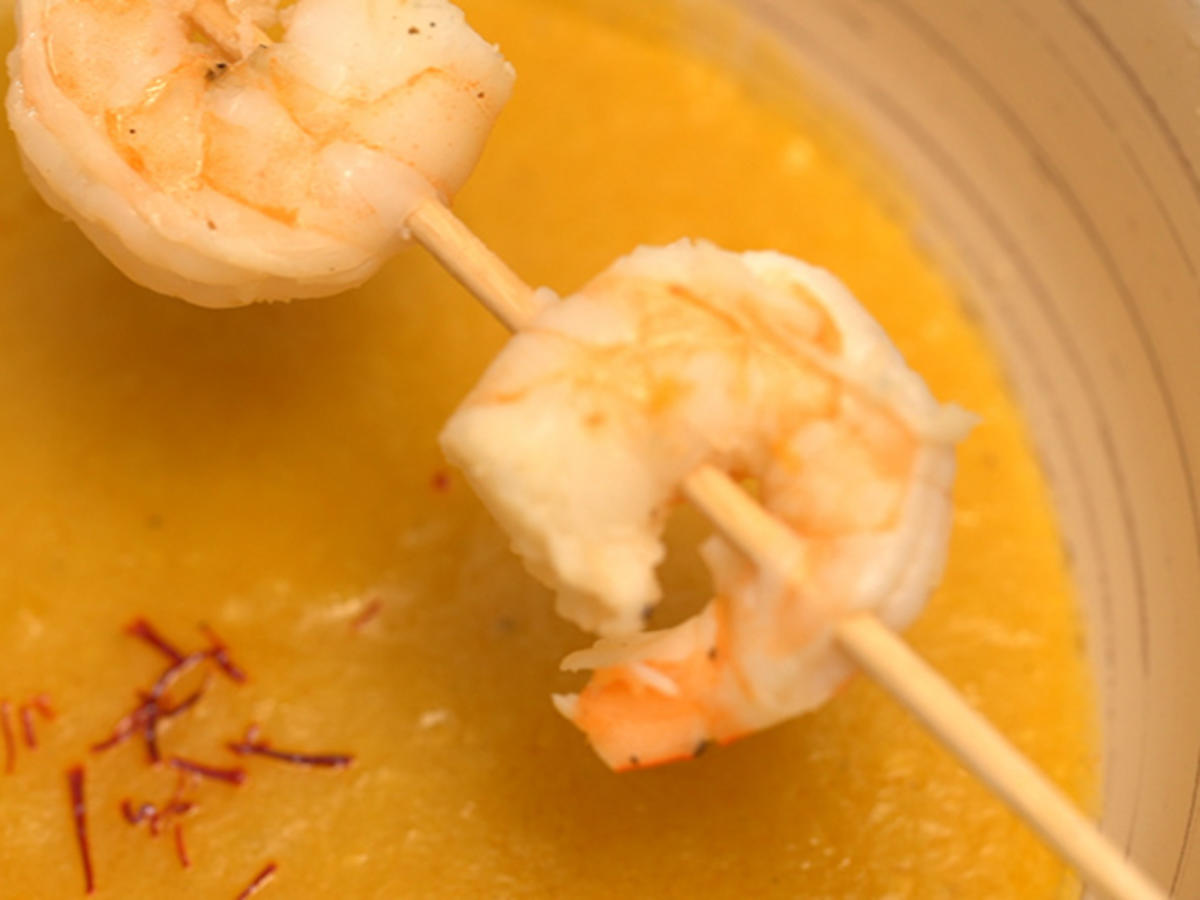 Mango-Ingwer-Suppe mit Gamba Spieß dazu Currybaguette mit süß-saurem ...