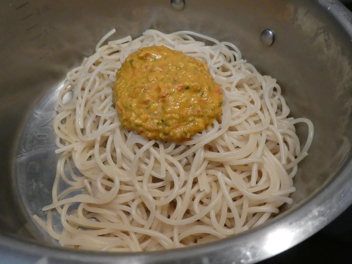 Rezept: Nudeln mit Tomaten-Chili-Pesto Bild Nr. 14054 Nudeln mit Tomaten-Chili-Pesto - Rezept - Bild Nr. 14054