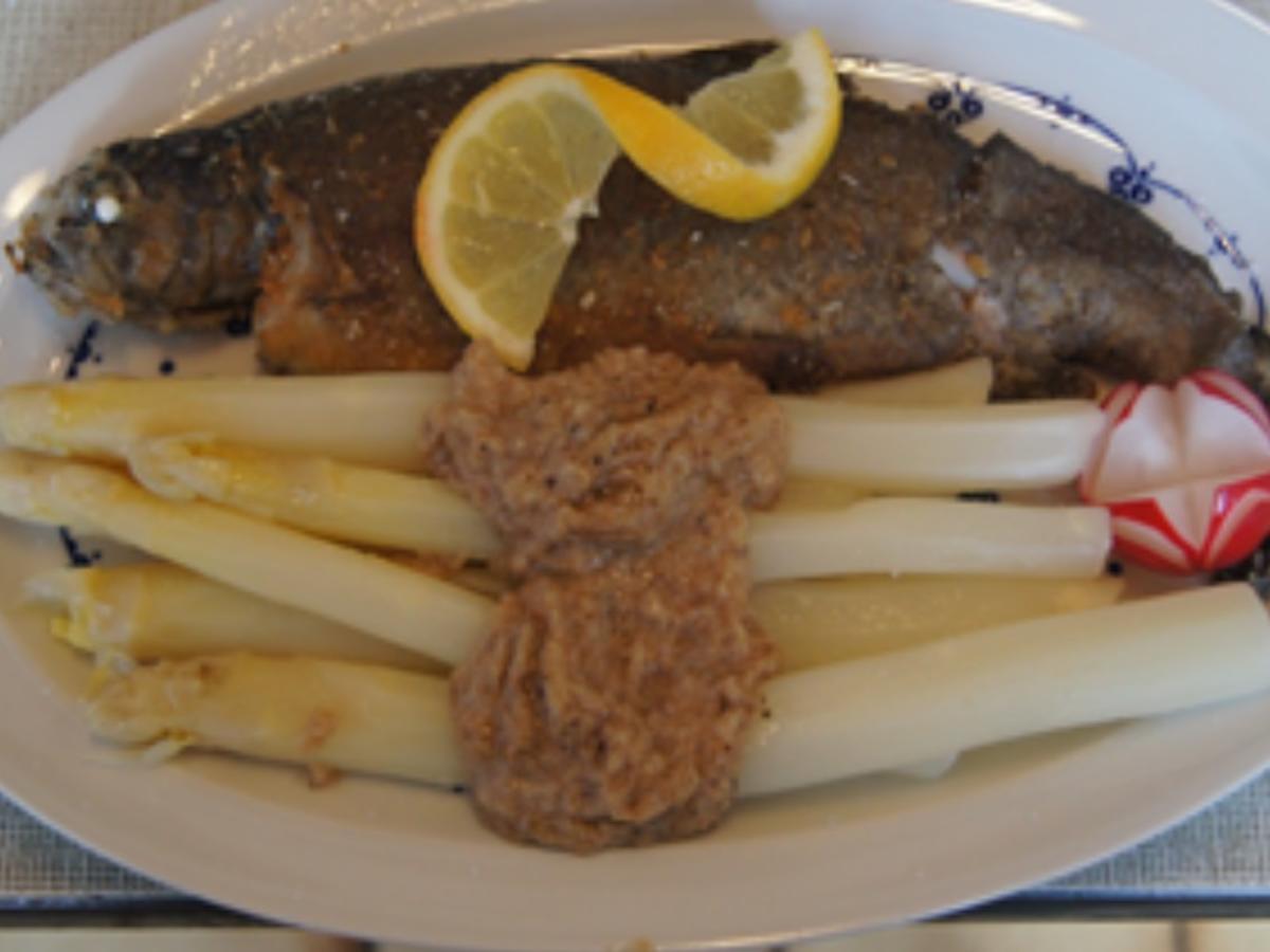 Forelle Müllerin Art mit Spargel - Rezept - kochbar.de