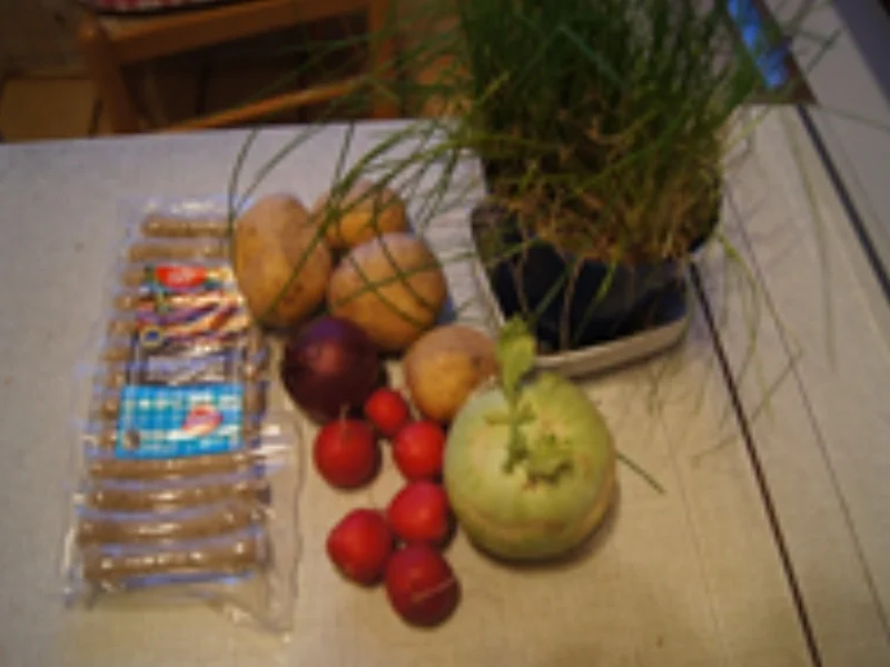 Rezept: Kohlrabi-Radieschen-Kartoffel-Salat mit Nürnberger Rostbratwürstchen Bild Nr. 3 Kohlrabi-Radieschen-Kartoffel-Salat mit Nürnberger Rostbratwürstchen - Rezept - Bild Nr. 3