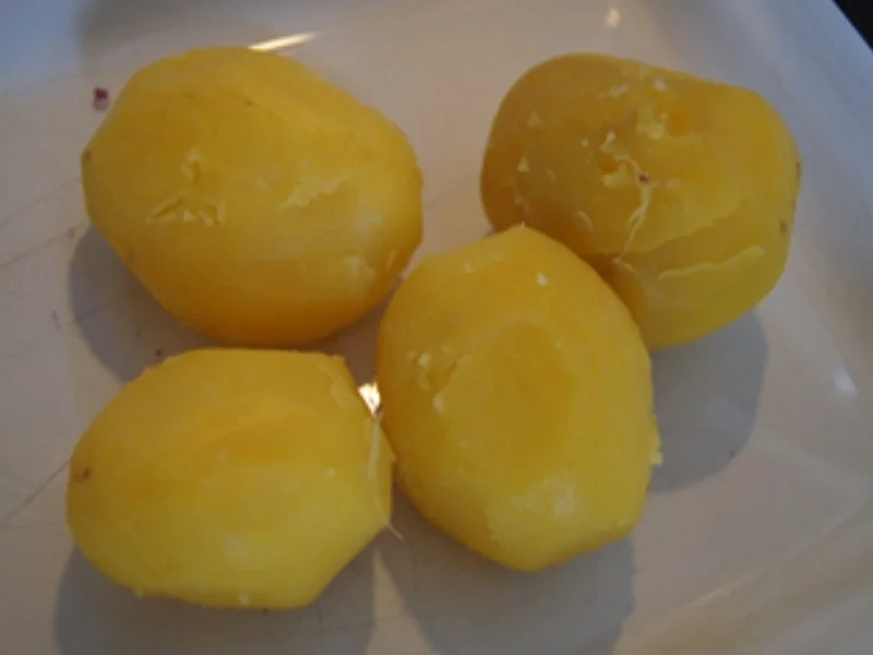 Rezept: Kohlrabi-Radieschen-Kartoffel-Salat mit Nürnberger Rostbratwürstchen Bild Nr. 5 Kohlrabi-Radieschen-Kartoffel-Salat mit Nürnberger Rostbratwürstchen - Rezept - Bild Nr. 5