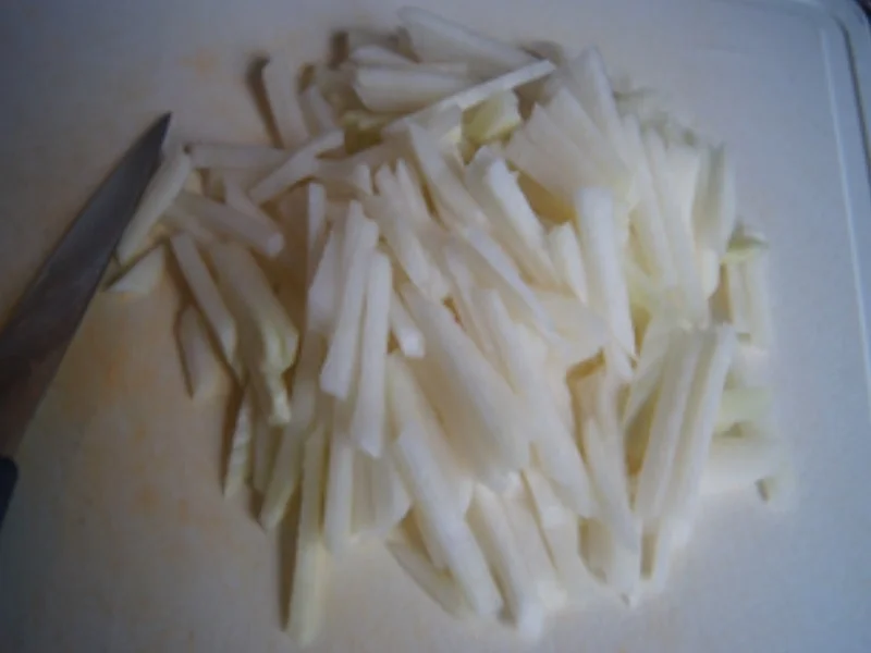 Rezept: Kohlrabi-Radieschen-Kartoffel-Salat mit Nürnberger Rostbratwürstchen Bild Nr. 7 Kohlrabi-Radieschen-Kartoffel-Salat mit Nürnberger Rostbratwürstchen - Rezept - Bild Nr. 7