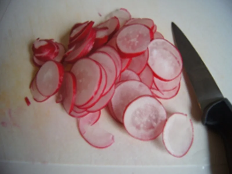 Rezept: Kohlrabi-Radieschen-Kartoffel-Salat mit Nürnberger Rostbratwürstchen Bild Nr. 8 Kohlrabi-Radieschen-Kartoffel-Salat mit Nürnberger Rostbratwürstchen - Rezept - Bild Nr. 8