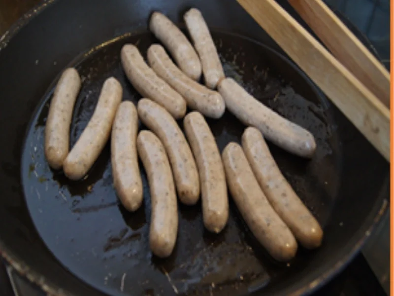 Rezept: Kohlrabi-Radieschen-Kartoffel-Salat mit Nürnberger Rostbratwürstchen Bild Nr. 12 Kohlrabi-Radieschen-Kartoffel-Salat mit Nürnberger Rostbratwürstchen - Rezept - Bild Nr. 12