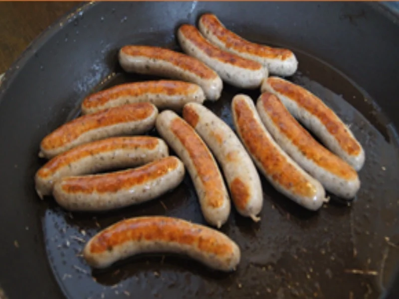 Rezept: Kohlrabi-Radieschen-Kartoffel-Salat mit Nürnberger Rostbratwürstchen Bild Nr. 13 Kohlrabi-Radieschen-Kartoffel-Salat mit Nürnberger Rostbratwürstchen - Rezept - Bild Nr. 13