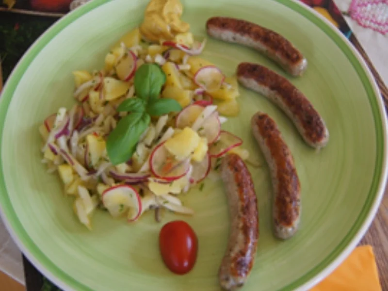 Rezept: Kohlrabi-Radieschen-Kartoffel-Salat mit Nürnberger Rostbratwürstchen Bild Nr. 14 Kohlrabi-Radieschen-Kartoffel-Salat mit Nürnberger Rostbratwürstchen - Rezept - Bild Nr. 14