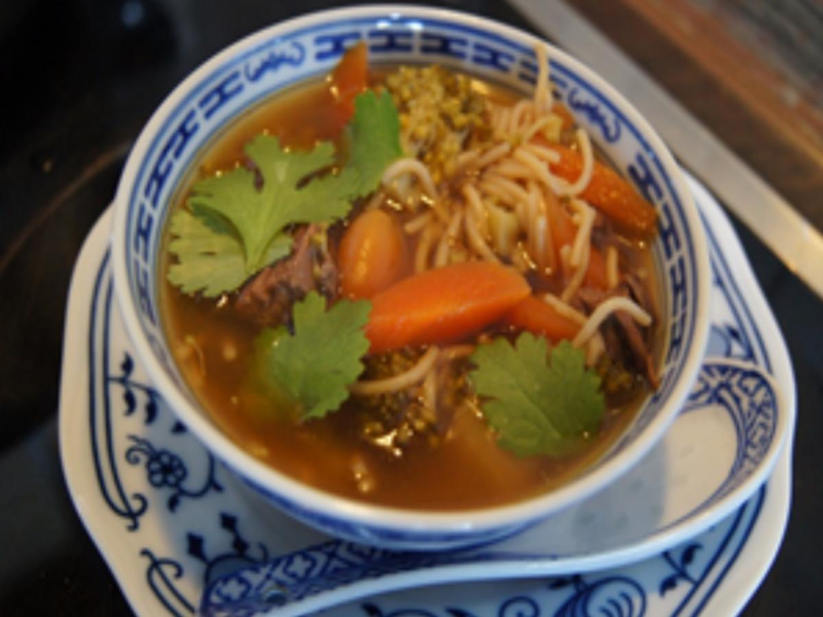 Asiatische Rindfleisch-Nudel-Suppe - Rezept - kochbar.de