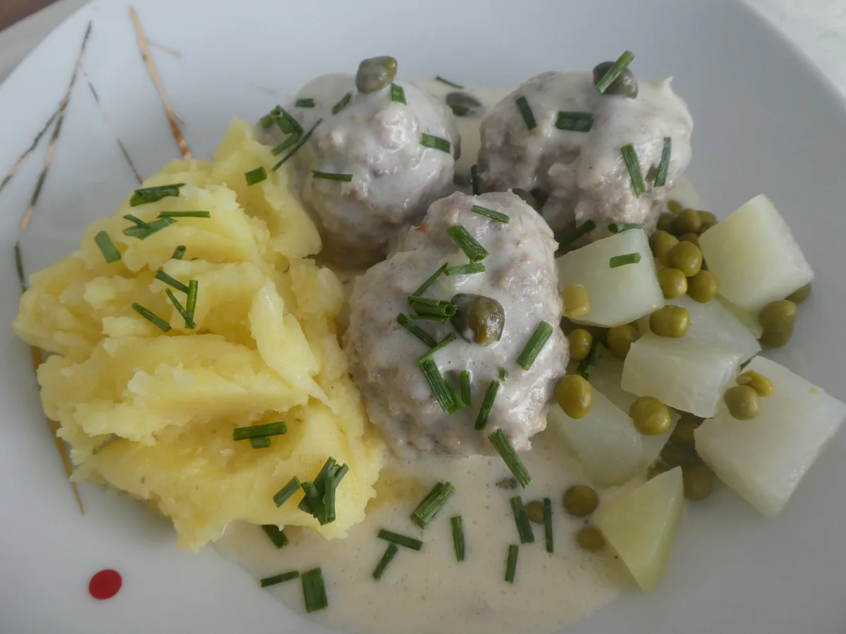 Königsberger Klopse mit Kartoffelstampf und Kohlrabi-Erbsen-Gemüse - Rezept - Bild Nr. 14047