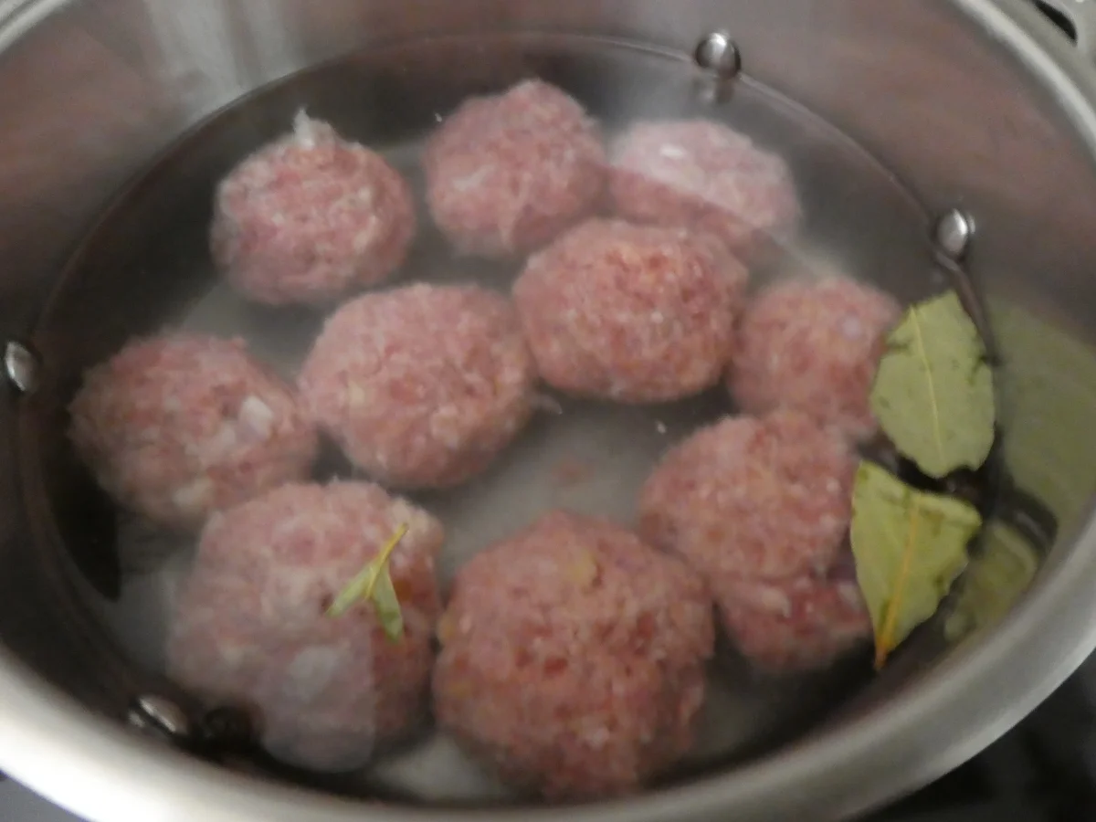 Königsberger Klopse mit Kartoffelstampf und Kohlrabi-Erbsen-Gemüse - Rezept - Bild Nr. 14051