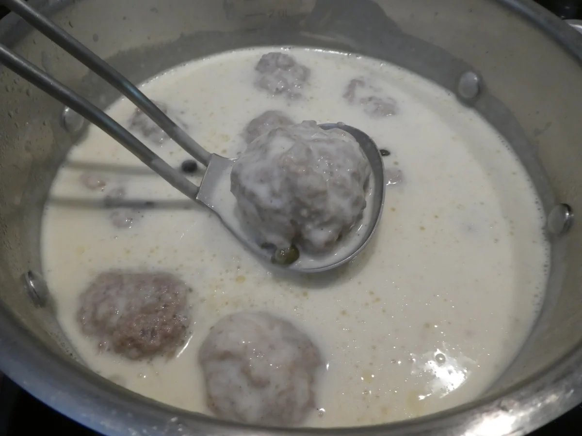 Königsberger Klopse mit Kartoffelstampf und Kohlrabi-Erbsen-Gemüse - Rezept - Bild Nr. 14058