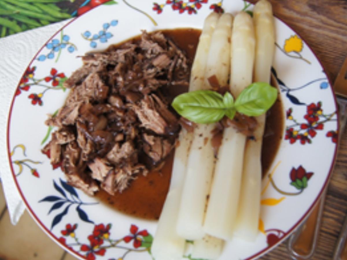 Pulled Beef mit pikanter Sauce und Spargel - Rezept - kochbar.de