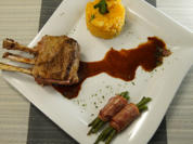 Kartoffelstampf mit Lammkarree, Bohnen im Speckmantel und Rotweinsoße - Rezept - Bild Nr. 14069