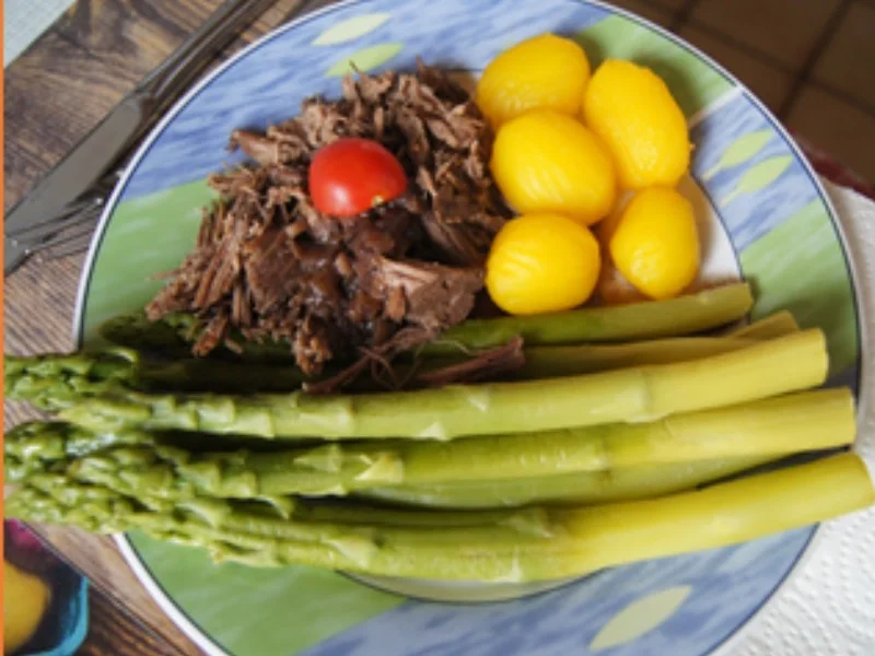 Rezept: Grüner Spargel mit Pulled-Beef und Honig-Drillingen Bild Nr. 2 Grüner Spargel mit Pulled-Beef und Honig-Drillingen - Rezept - Bild Nr. 2