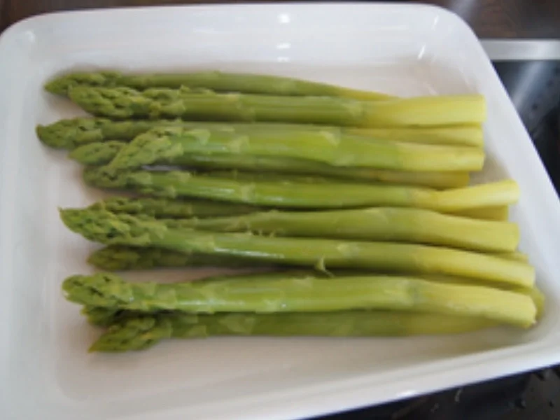 Rezept: Grüner Spargel mit Pulled-Beef und Honig-Drillingen Bild Nr. 6 Grüner Spargel mit Pulled-Beef und Honig-Drillingen - Rezept - Bild Nr. 6