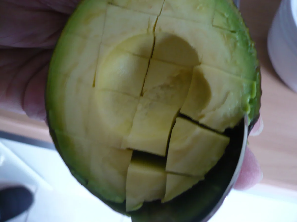 Feldsalat mit scharfer Avocado und gerösteten Kichererbsen - Rezept - Bild Nr. 14072