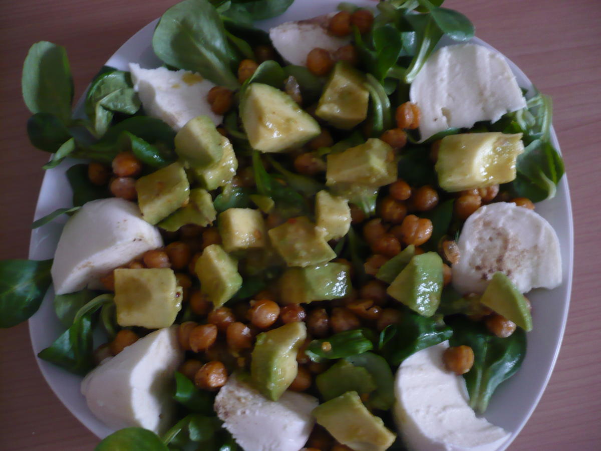 Feldsalat mit scharfer Avocado und gerösteten Kichererbsen - Rezept - Bild Nr. 14075