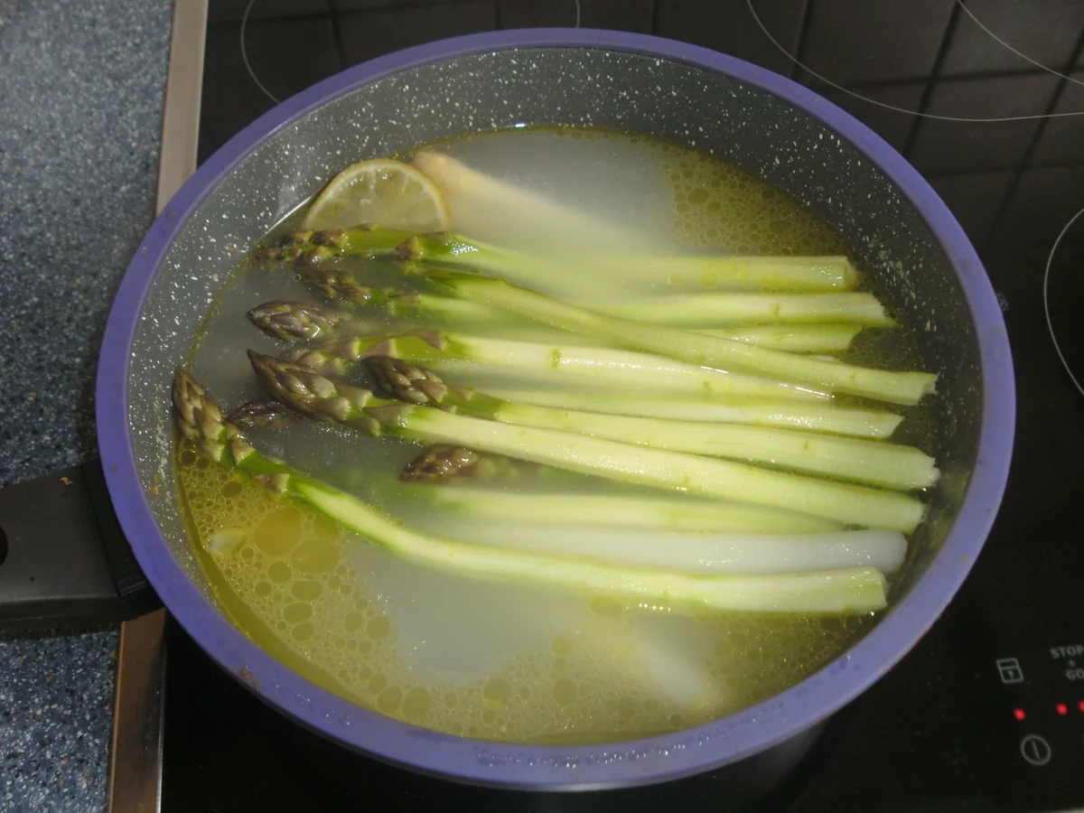 Rezept: Spargelröllchen Bild Nr. 3 Spargelröllchen - Rezept - Bild Nr. 3