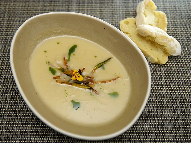 Goldenes Kartoffelstroh mit fruchtiger Pastinaken-Birnensuppe - Rezept - Bild Nr. 14074