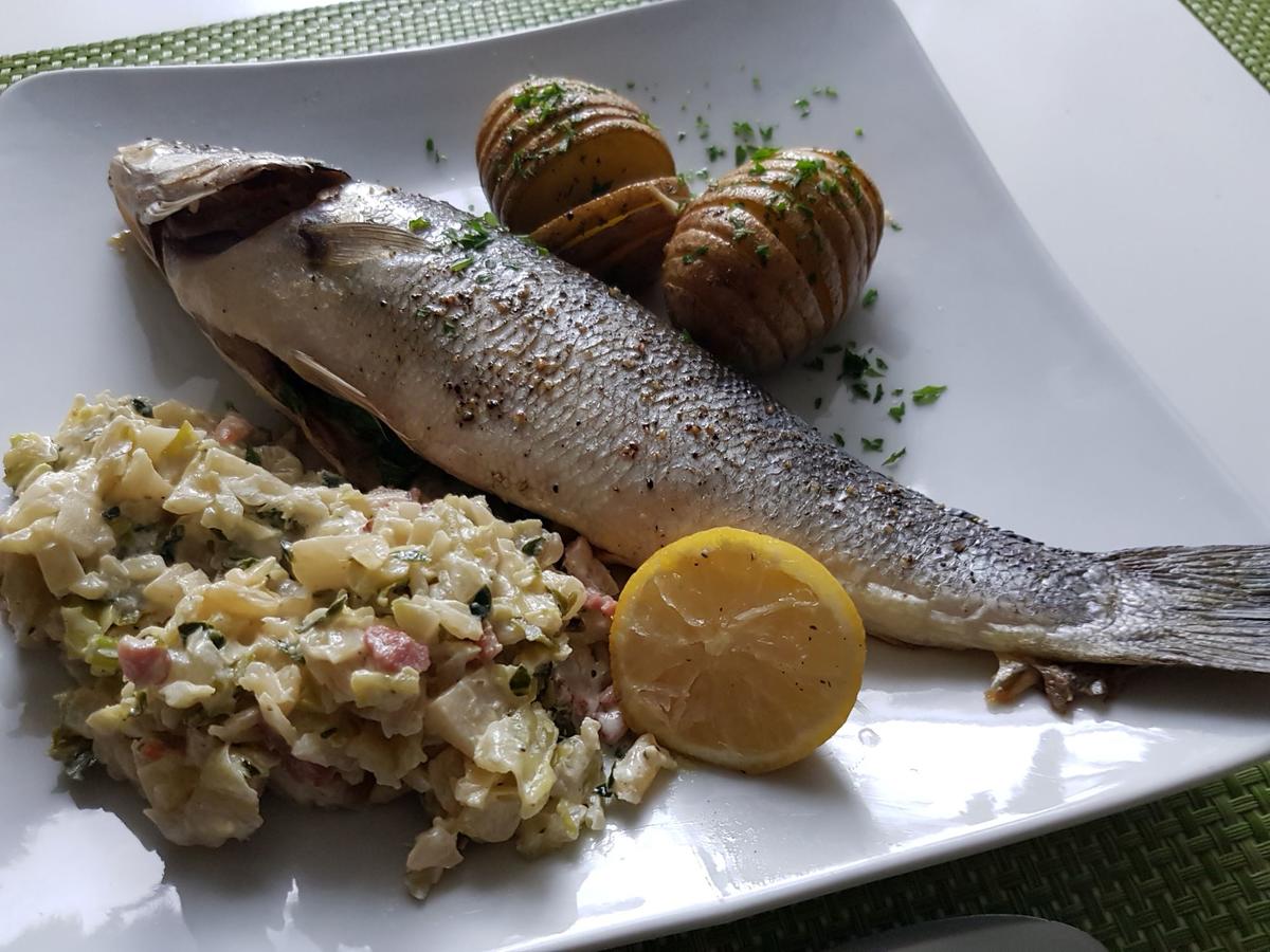 Loup de mer mit Fächerkartoffeln und Rahm-Wirsing - Rezept - Bild Nr. 14101