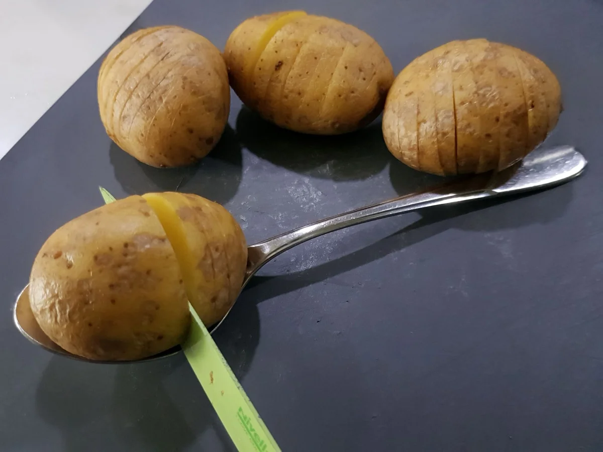 Loup de mer mit Fächerkartoffeln und Rahm-Wirsing - Rezept - Bild Nr. 14106