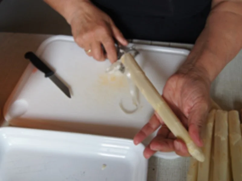 Prager Schinken mit Spargel, herzhafter Sauce und Drillingen - Rezept - Bild Nr. 14103