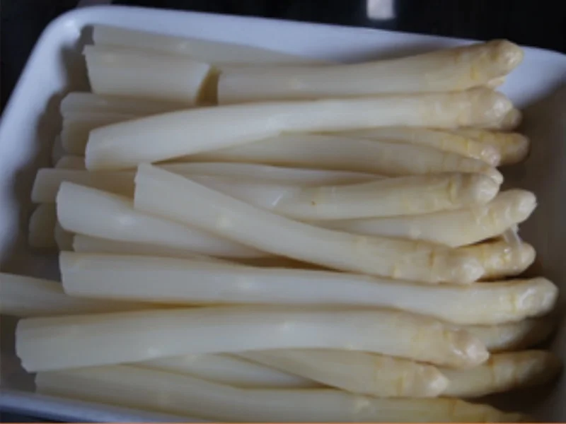 Prager Schinken mit Spargel, herzhafter Sauce und Drillingen - Rezept - Bild Nr. 14106