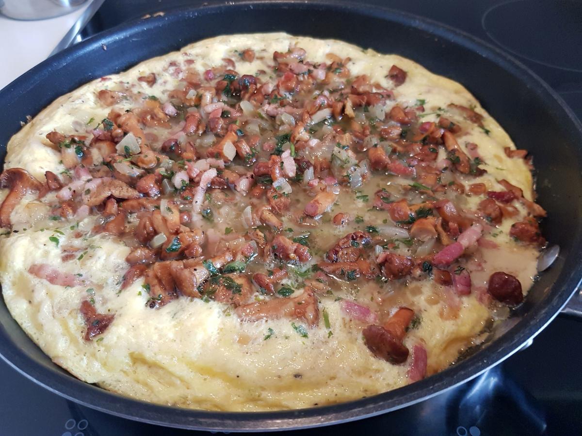 Pfifferlings-Omelett mit Gurkensalat - Rezept - kochbar.de