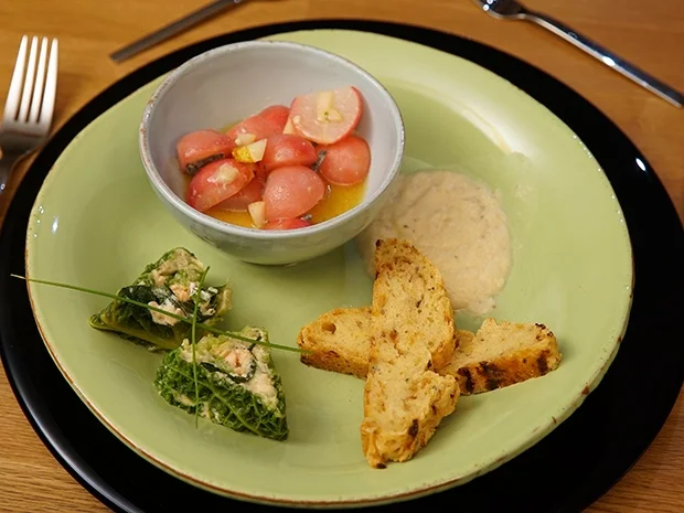 Saiblingterrine mit Birnenschaum, lauwarmen Radieschensalat und Blauschimmelkäsebrot - Rezept - Bild Nr. 14105