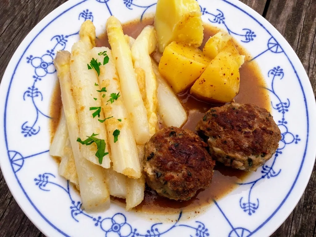 Buletten mit unserem ersten Spargel in diesem Jahr - Rezept - Bild Nr. 14109