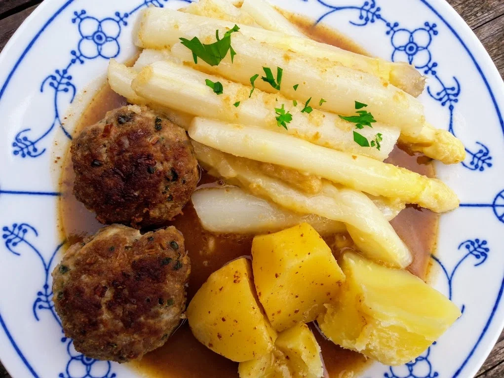 Buletten mit unserem ersten Spargel in diesem Jahr - Rezept - Bild Nr. 14127