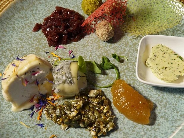 Rezept: Ziegenkäse | Apfel | Krokant | Geflügelpraline | Wildkräuter Bild Nr. 2 Ziegenkäse | Apfel | Krokant | Geflügelpraline | Wildkräuter - Rezept - Bild Nr. 2