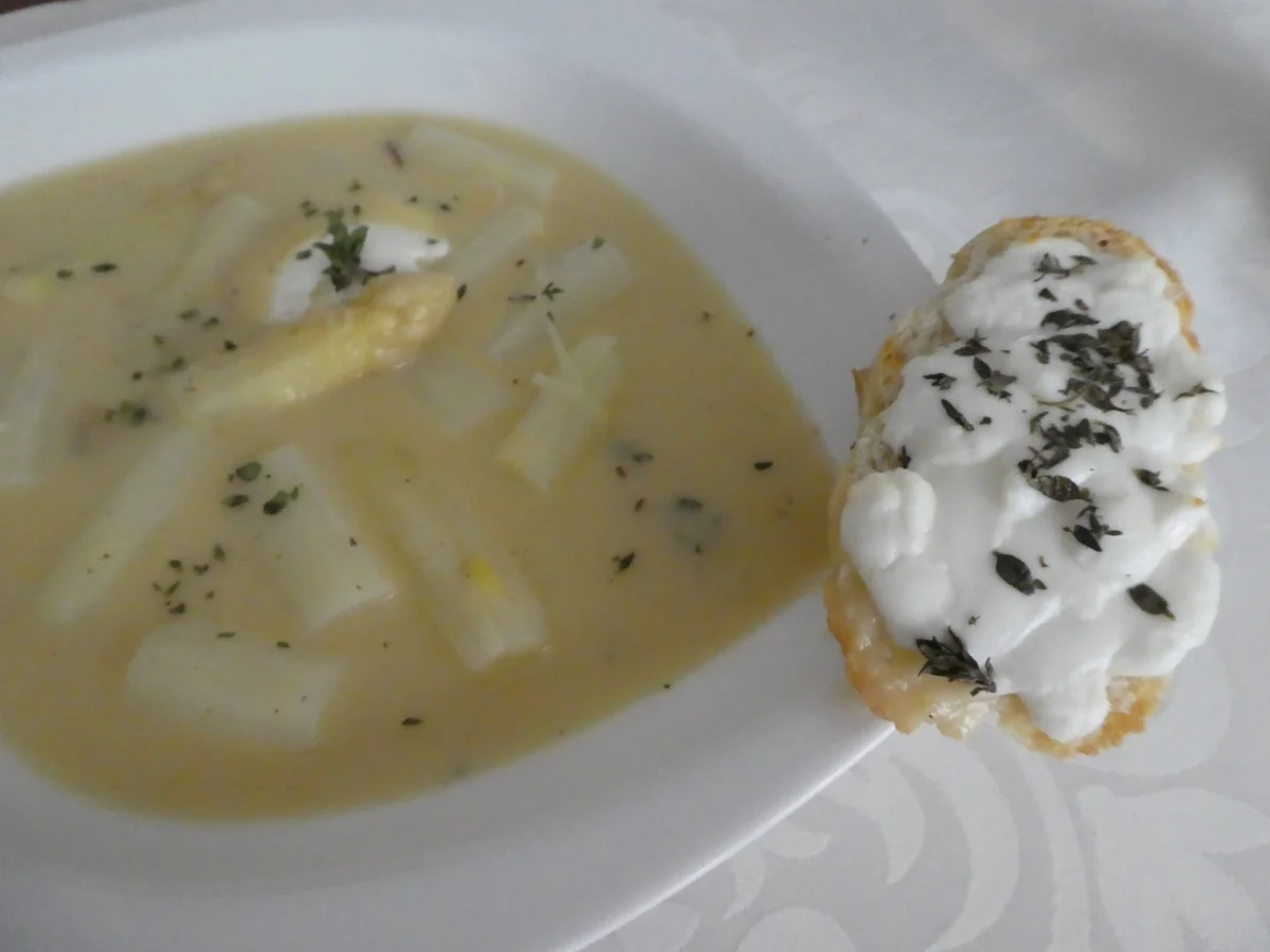 Spargelsuppe mit Holunderblütensirup und Ziegenkäse -Brötchenscheiben - Rezept - Bild Nr. 14105