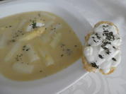 Spargelsuppe mit Holunderblütensirup und Ziegenkäse -Brötchenscheiben - Rezept - Bild Nr. 14105