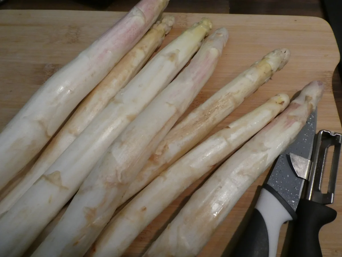 Spargelsuppe mit Holunderblütensirup und Ziegenkäse -Brötchenscheiben - Rezept - Bild Nr. 14106