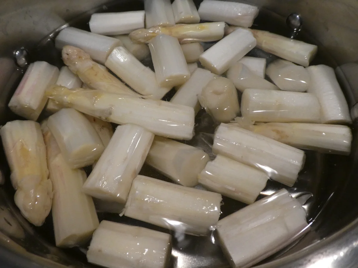 Spargelsuppe mit Holunderblütensirup und Ziegenkäse -Brötchenscheiben - Rezept - Bild Nr. 14107