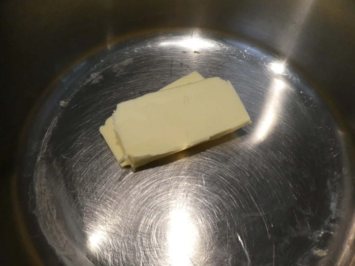 Spargelsuppe mit Holunderblütensirup und Ziegenkäse -Brötchenscheiben - Rezept - Bild Nr. 14108