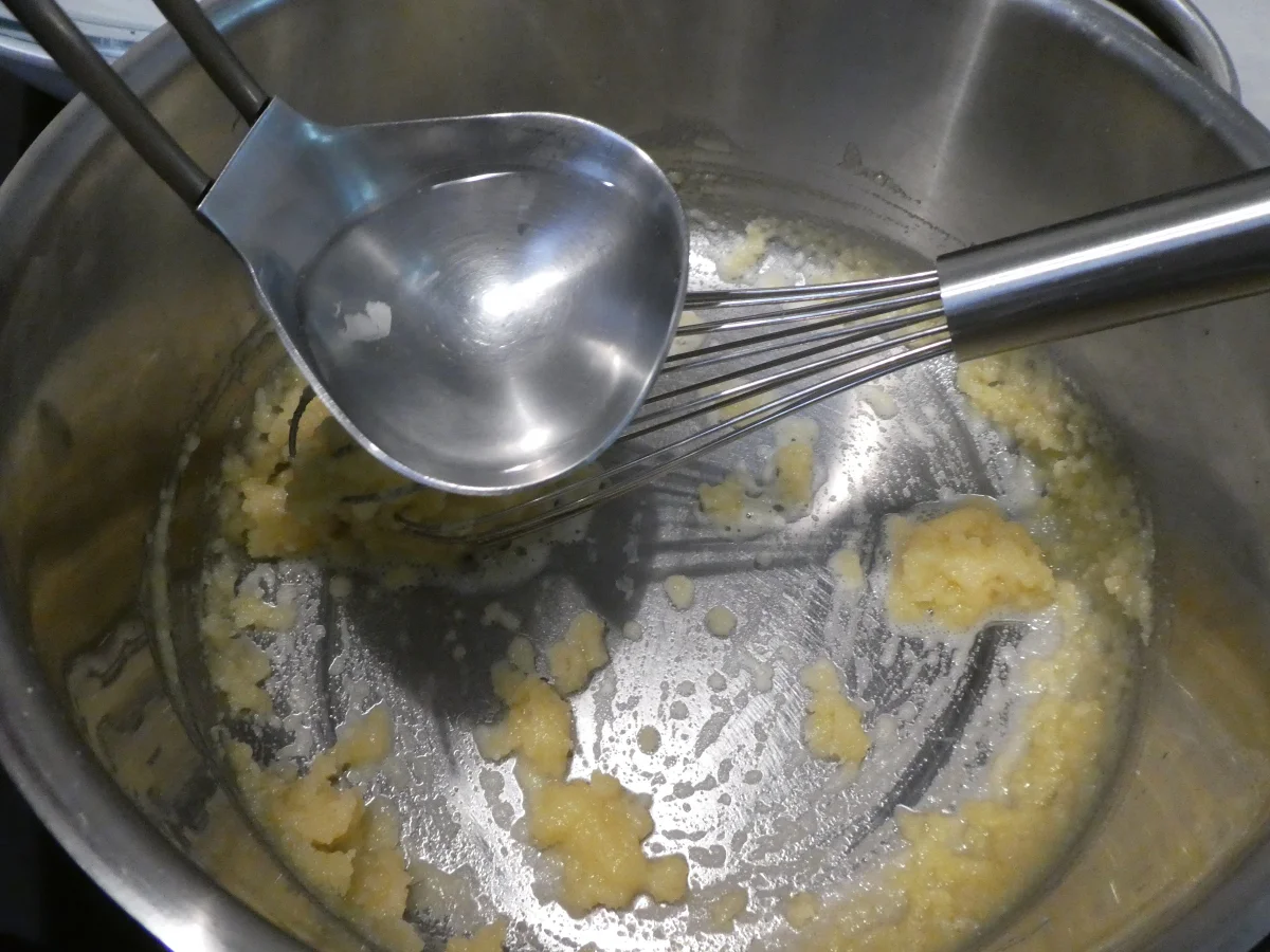 Spargelsuppe mit Holunderblütensirup und Ziegenkäse -Brötchenscheiben - Rezept - Bild Nr. 14109