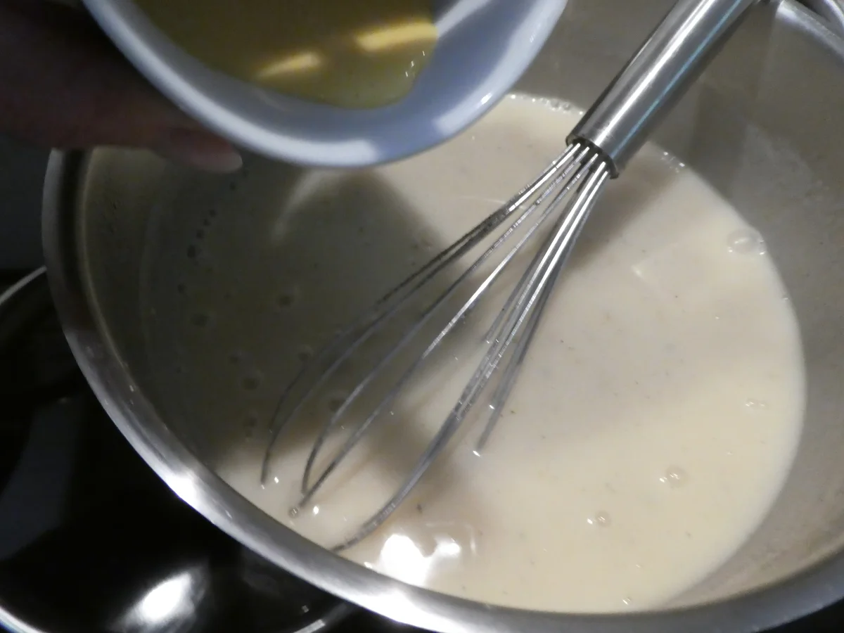 Spargelsuppe mit Holunderblütensirup und Ziegenkäse -Brötchenscheiben - Rezept - Bild Nr. 14111