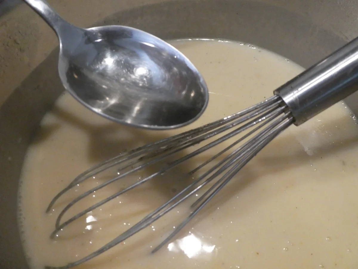 Spargelsuppe mit Holunderblütensirup und Ziegenkäse -Brötchenscheiben - Rezept - Bild Nr. 14113