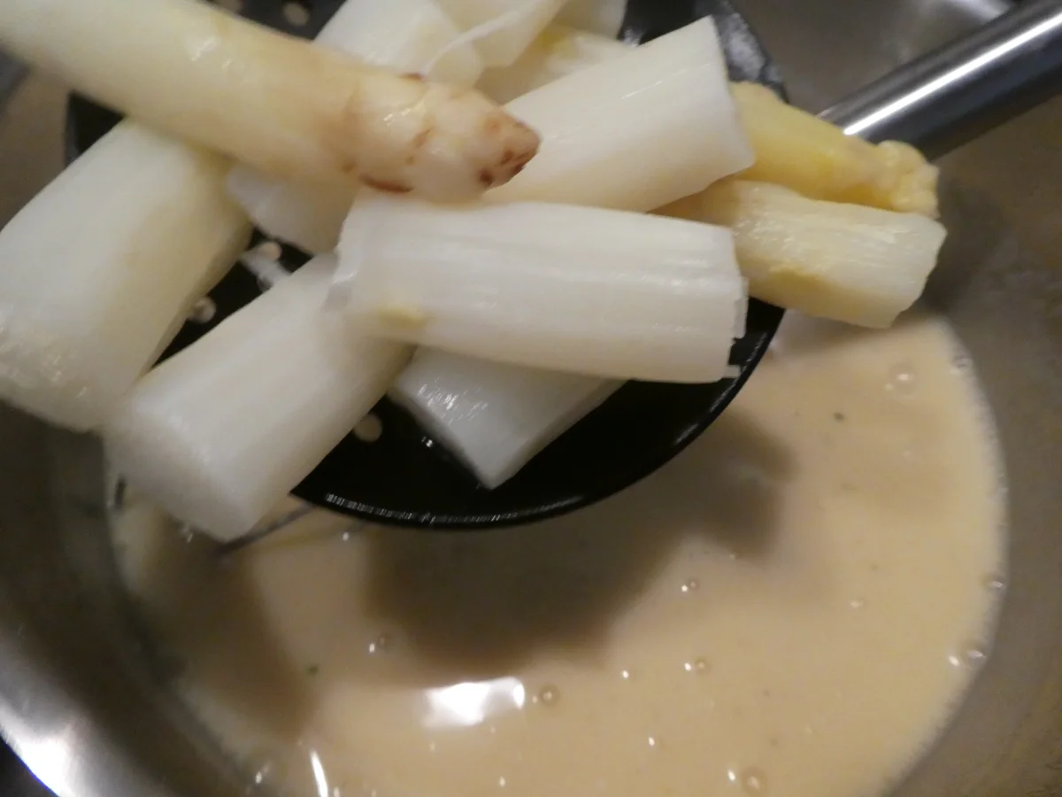 Spargelsuppe mit Holunderblütensirup und Ziegenkäse -Brötchenscheiben - Rezept - Bild Nr. 14115