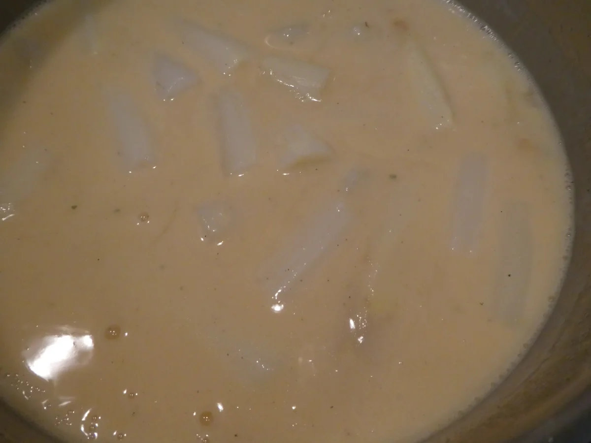 Spargelsuppe mit Holunderblütensirup und Ziegenkäse -Brötchenscheiben - Rezept - Bild Nr. 14116