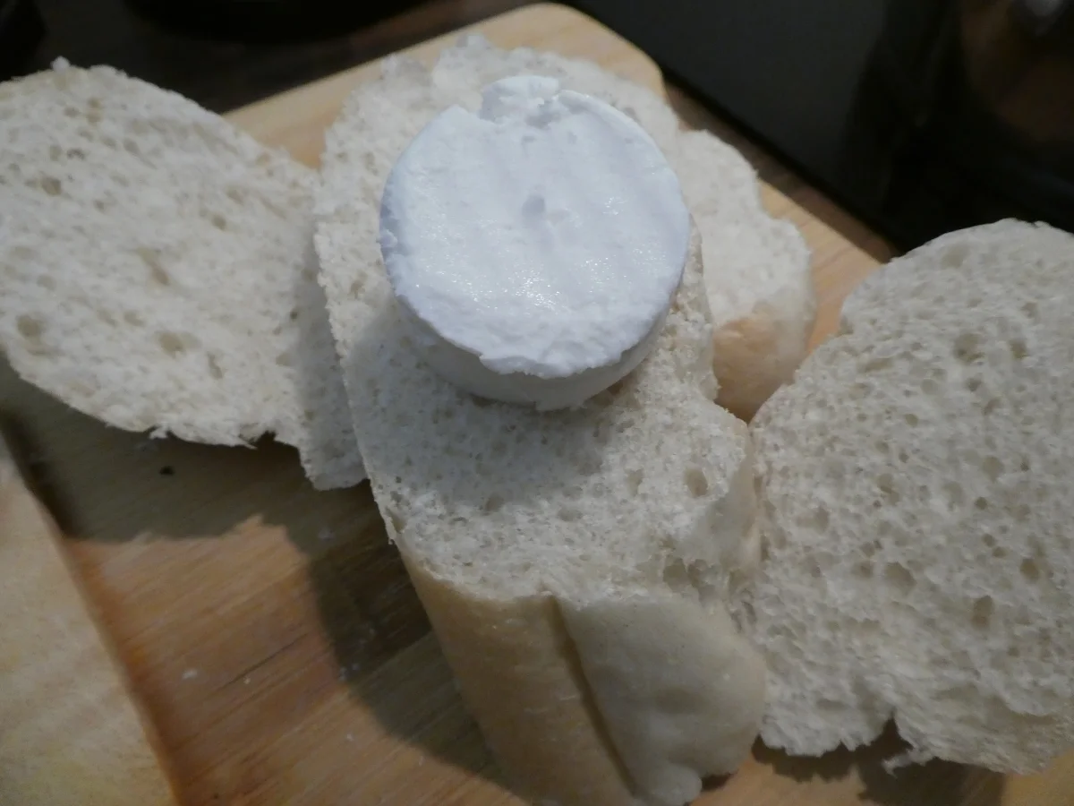 Spargelsuppe mit Holunderblütensirup und Ziegenkäse -Brötchenscheiben - Rezept - Bild Nr. 14117