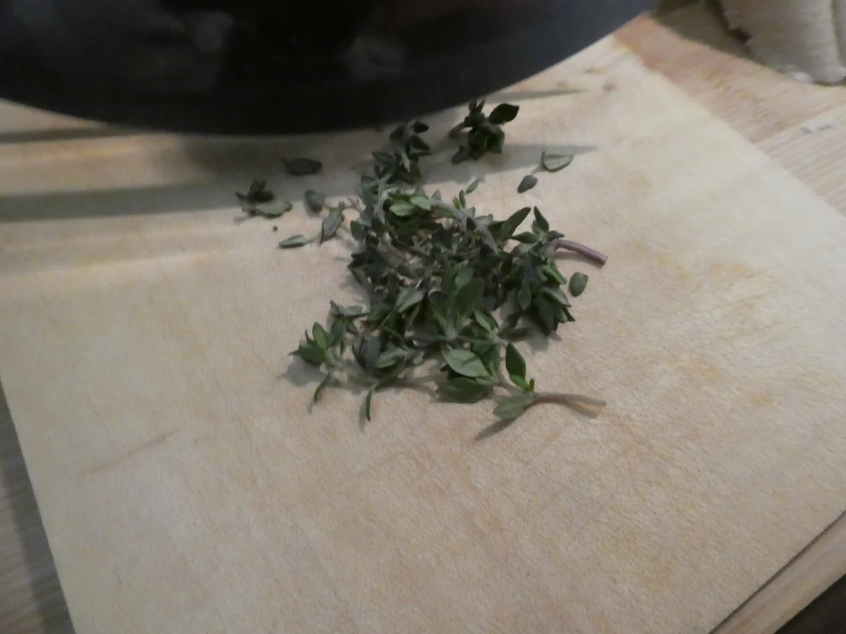 Spargelsuppe mit Holunderblütensirup und Ziegenkäse -Brötchenscheiben - Rezept - Bild Nr. 14118