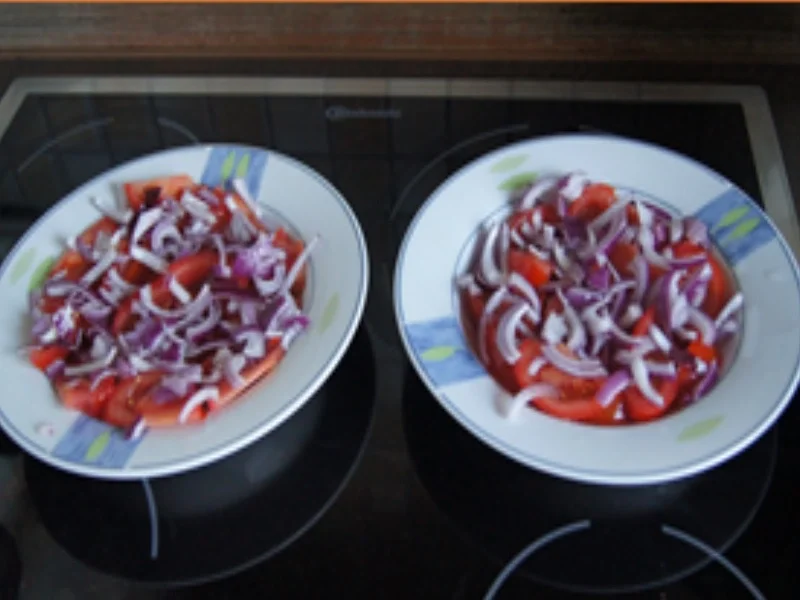 Rezept: Herzhafter Tomaten-Mozzarella-Salat Bild Nr. 6 Herzhafter Tomaten-Mozzarella-Salat - Rezept - Bild Nr. 6