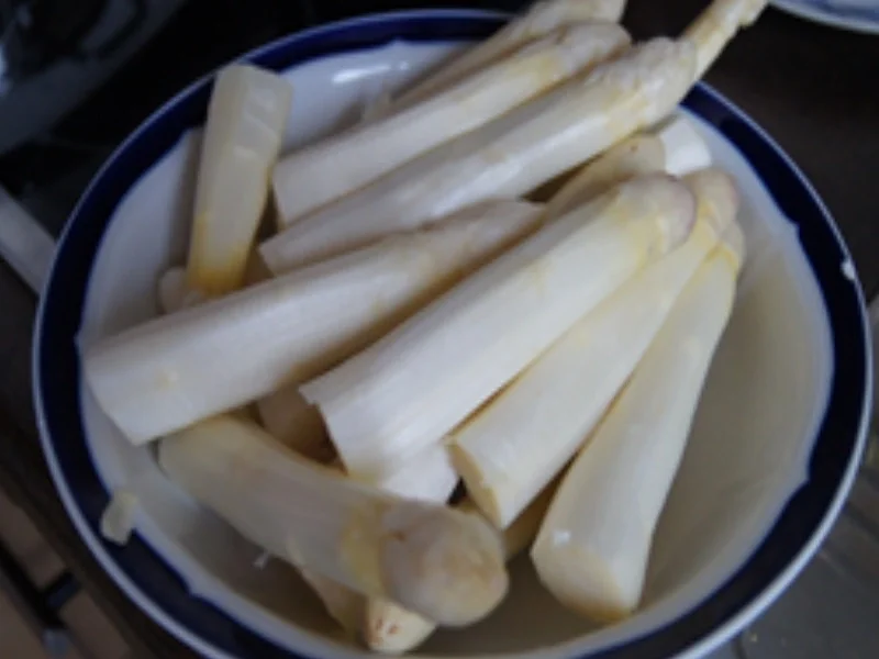 Rezept: Spargelspitzen mit Mini-Knusper-Schnitzel und Erbsen-Kartoffel-Creme Bild Nr. 5 Spargelspitzen mit Mini-Knusper-Schnitzel und Erbsen-Kartoffel-Creme - Rezept - Bild Nr. 5