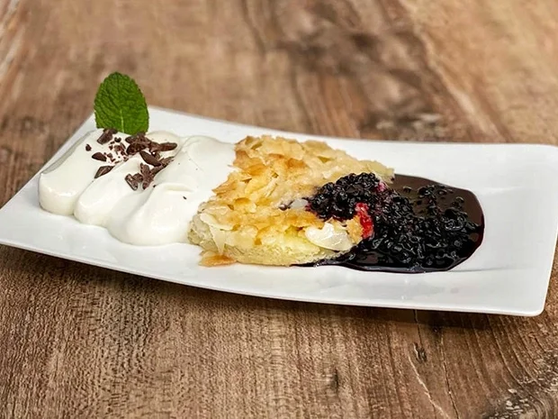 Butterkuchen mit Holunderbeerenkompott (Moritz A. Sachs und Marie-Luise Marjan) - Rezept - Bild Nr. 2