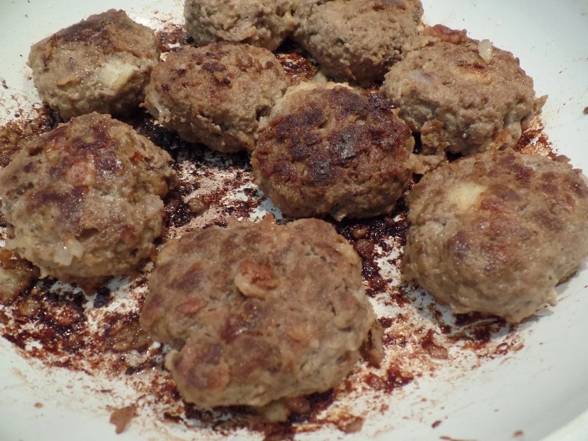 Buletten mit Spitzkohl-Möhren-Salat - Rezept - Bild Nr. 14137